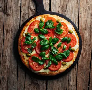 Pizza tomate y albahaca