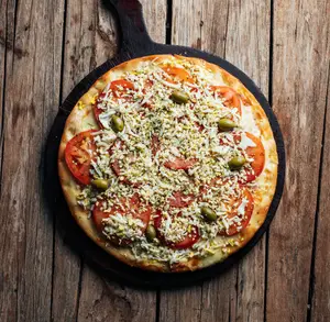 Pizza tomate y huevo duro