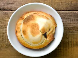 Empanada de queso y cebolla
