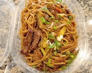 Salteado de fideos con carne