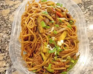 Salteado de fideos con pollo