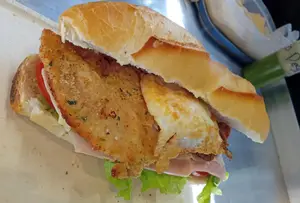 Sánguche milanesa de pollo completo