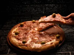 Pizza con jamón