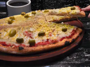 Pizza con muzzarella y huevo