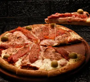 Pizza de jamón y morrones