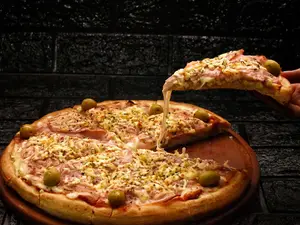 Pizza provolone con jamón