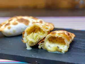 Empanada De Cebolla Y Queso