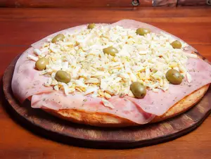 Pizza con jamón y huevo