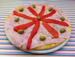 Pizza con jamón y morrones