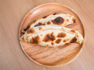 Empanada de jamon y queso
