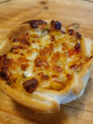 Empanada de cebolla y muzzarella