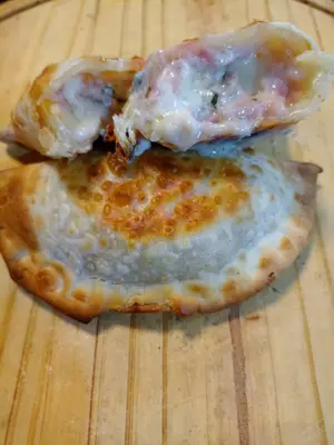 Empanada de jamón y queso