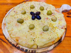 Pizza muzzarela y provenzal