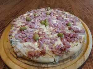 Pizza muzzarella con jamón