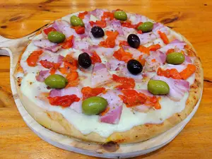 Pizza muzzarella de  panceta ahumada con morrón