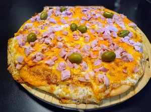 Pizza panceta y cheddar