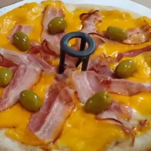 Cheddar y panceta pizza