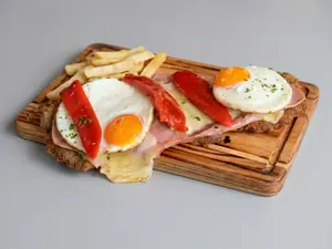 Milanesa Jamon, Muzza, Morron, Huevo Frito C/Papas Al Plato