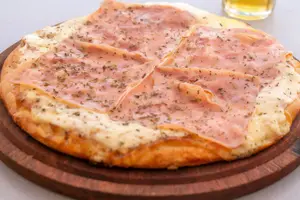 Muzza y jamon pizza