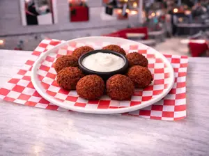 8 croq. falafel +dip salsa ajo