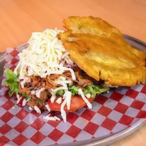 Patacón de pollo