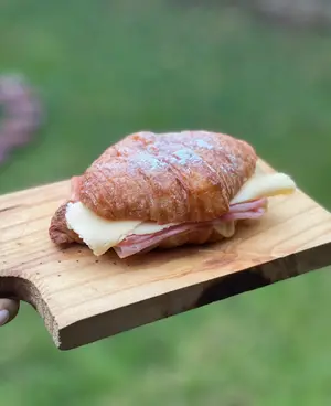 Croissant jamón y queso