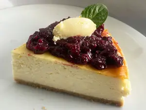 Porcion cheesecake de frutos rojos