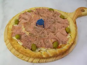 Pizza grande con jamón