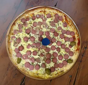 Pizza grande con salchichas