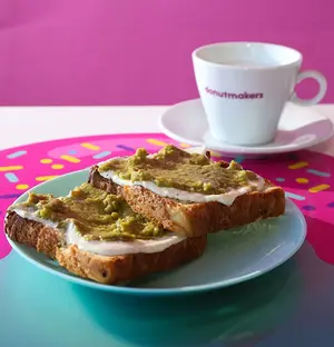 2 Tostadas con palta y queso