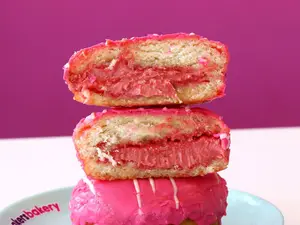 Donut cadbury frutilla