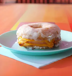 Donut glaseada jamón y queso