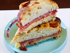 Focaccia jamon crudo y queso