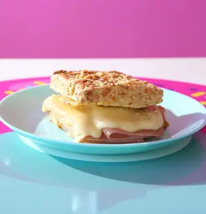 Scon de queso jamón y queso