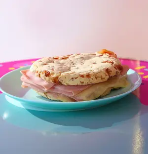 Tostado chipá jamón y queso