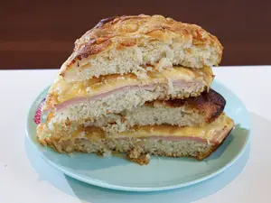 Focaccia jamon y queso