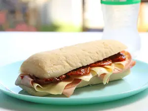 Panini mortadela queso y tomate