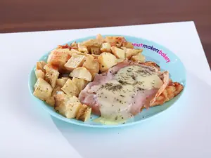Suprema de pollo napolitana con papas