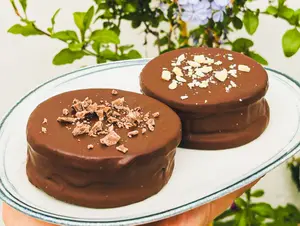 Alfajor de dulce de leche y avellanas
