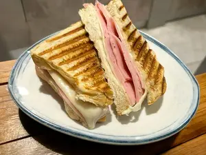 Tostado de jamón y queso