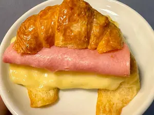 Medialuna Con Jamón Y Queso