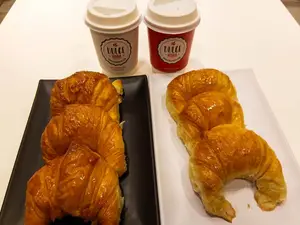 2 cafes 8 oz + 6 medialunas