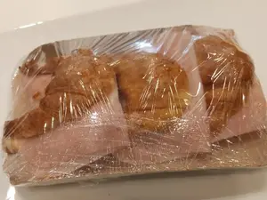 Medialunas con jamón y  queso