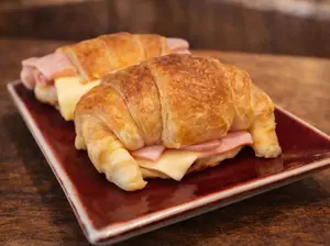 Medialuna con jamón y queso