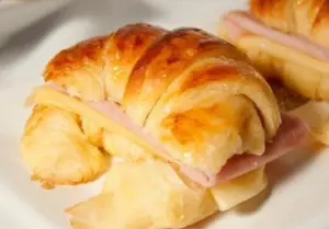 Medialuna Con Jamón Y Queso