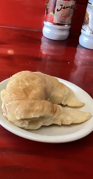 Medialuna de jamón y queso