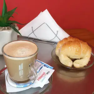Cafe chico y 2 facturas