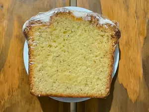 Porción budín limón y amapolas