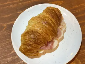 Croissant c/ jamon crudo