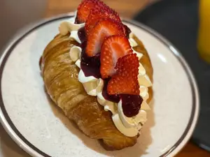 Croissant con frutos rojos